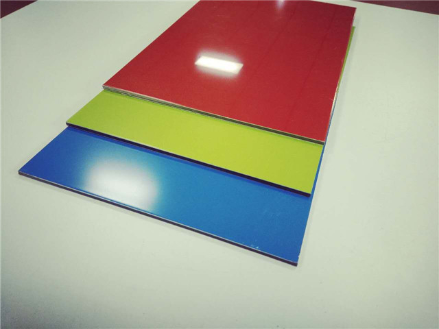 Panel Komposit Aluminium Acp PE Merah Warna Hidup Dan Tingkat Gloss Lebih Tinggi 2mm