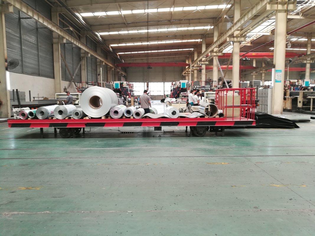 Mudah untuk membersihkan dan memelihara Prepainted Aluminium Coil untuk dan Low-maintenance bangunan fasad dan dinding