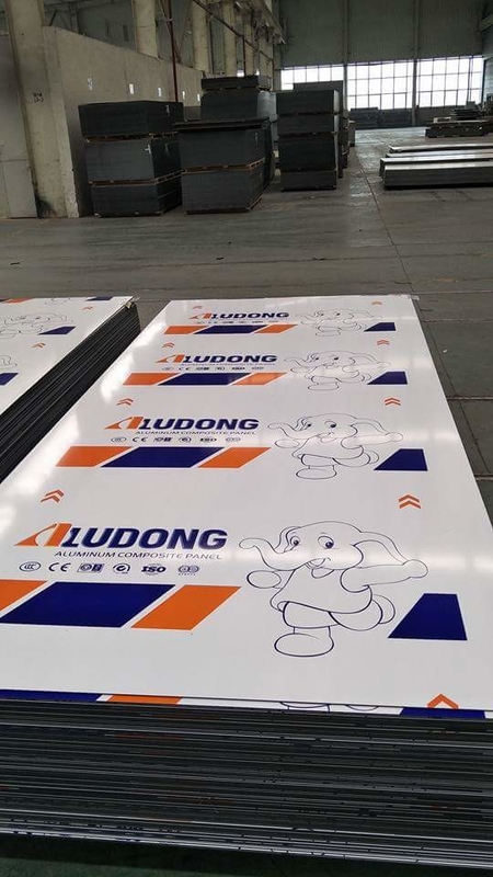 Panel Komposit Aluminium PVDF dengan Lapisan Nano-PVDF dan Cat Nanometer yang Berbersih Sendiri untuk Dekorasi Arsitektur yang Elegan dan 15-