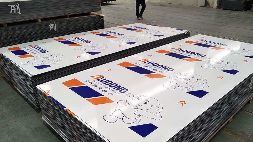 Panel Komposit Aluminium Cermin Gloss Tinggi 6000mm Panjang Inti Polietilena 3-6mm