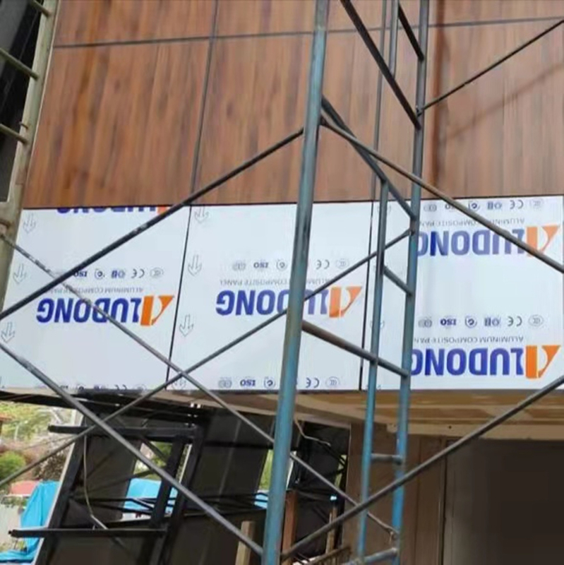 Berbagai ukuran dan warna tersedia untuk panel komposit aluminium kayu dengan laminasi film PVDF