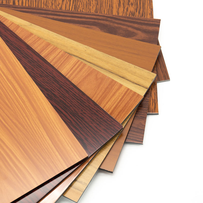 Pemasangan Aman Panel Komposit Aluminium Kayu 4mm, Lapisan PVDF, Isolasi Suara untuk Panel Dinding Bandara Berkualitas Alucobond