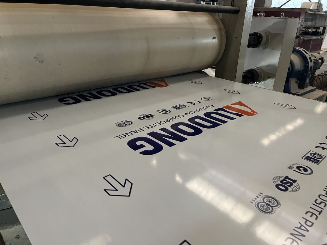 FR Kelas A2 PVDF Lapisan tahan api ALUDONG Aluminium Komposit Panel Ketebalan 4mm untuk Bangunan