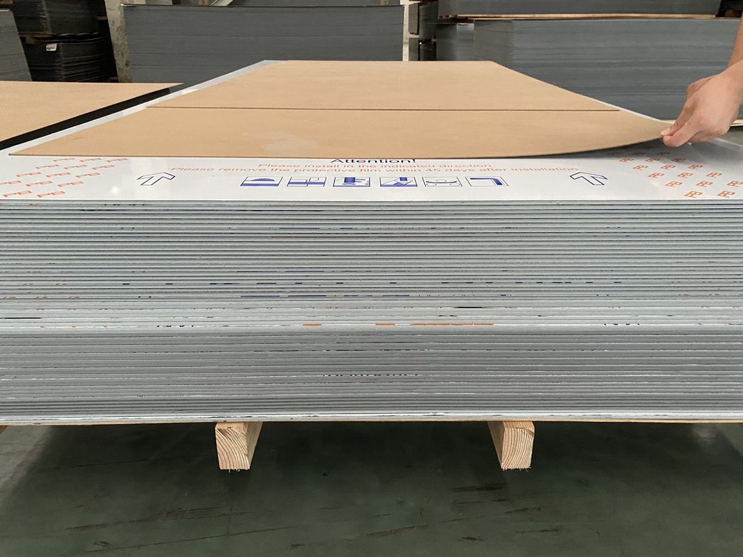 Ukuran maksimum mencapai 2000 * 6000mm Panel Komposit Aluminium Solusi Ultimate Untuk Kebutuhan Konstruksi Anda