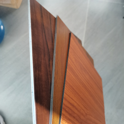 Berbagai ukuran dan warna tersedia untuk panel komposit aluminium kayu dengan laminasi film PVDF